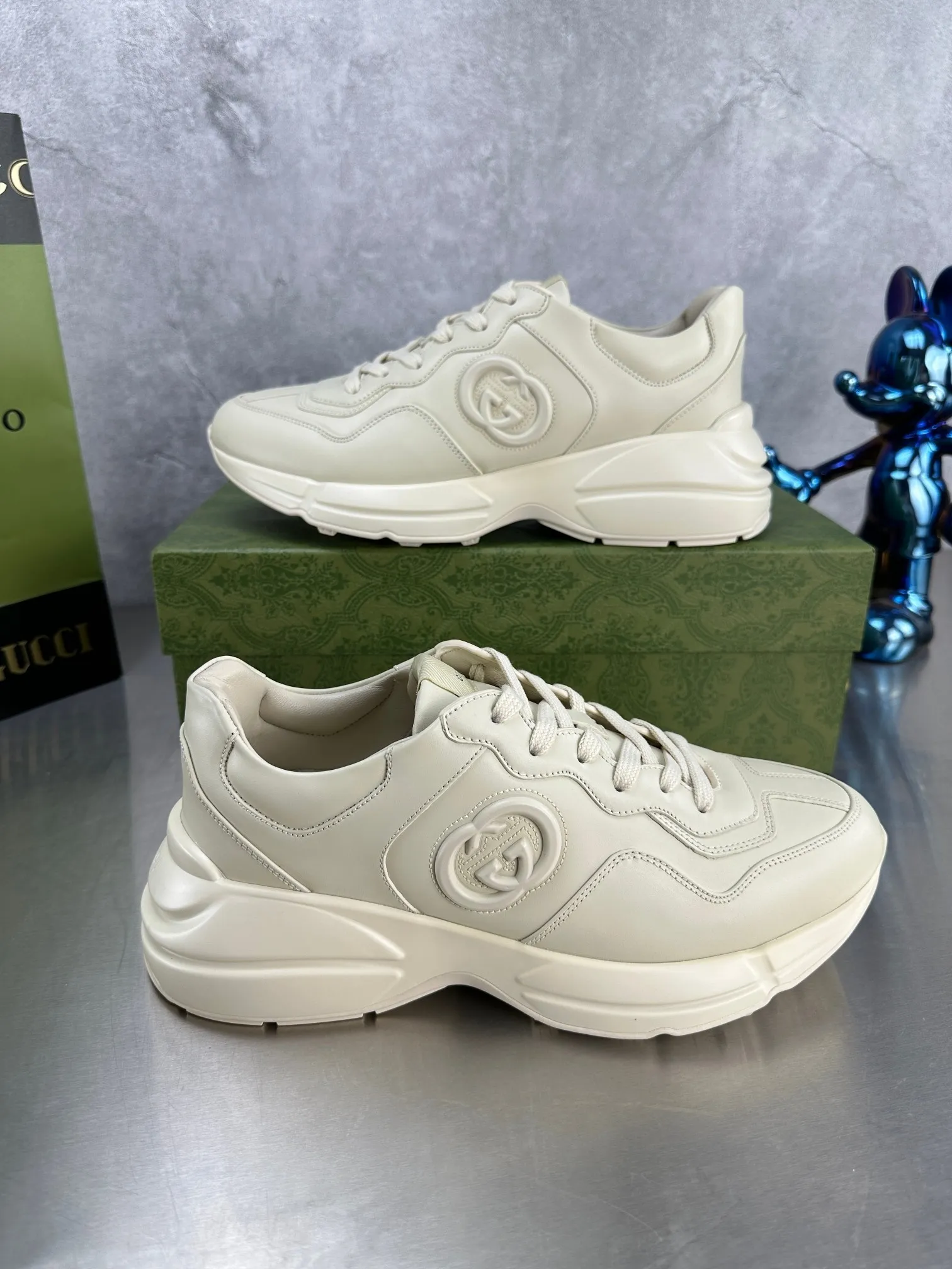 P800🔵GUCCI Italian Gucci dad shoes Top version 🔜Original quality🔜Purchasing level 2️⃣ years of experience in making dad shoes. It took more than 3 months of research and development to disassemble the original version, and it is finally available! The goods are worth looking forward to! 👫 style for couples 🔜Versatile in all seasons🔜 Fashion🔜 Personality 🔜Distinctive 🔵More than 100 layouts in the whole series, welcome to inquire for pictures Outsole: The latest original developed TPU Upper: Imported first-layer silk cowhide🐮 Lining: Original A-grade mixed sheepskin🐮 Foot: Original A-grade imported cowhide 💯Counter genuine complete package Midsole Latex pad with LOGO, last, oil edge, air pressure coding process, supports NFC anti-counterfeiting chip detection! Size: women’s code 34-41, men’s code 38-46 (women’s 34 41, men’s 38 46 customized)